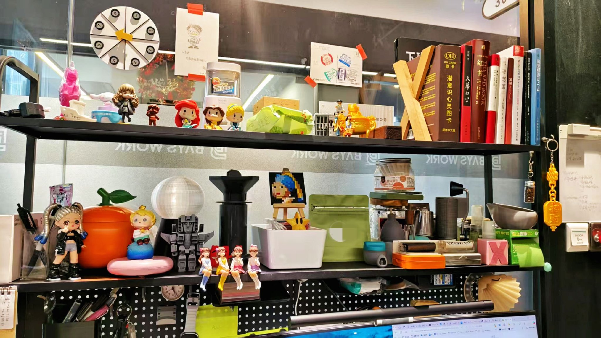 图源：时代周报记者摄 贺文谦位于深圳青年梦工场的工位