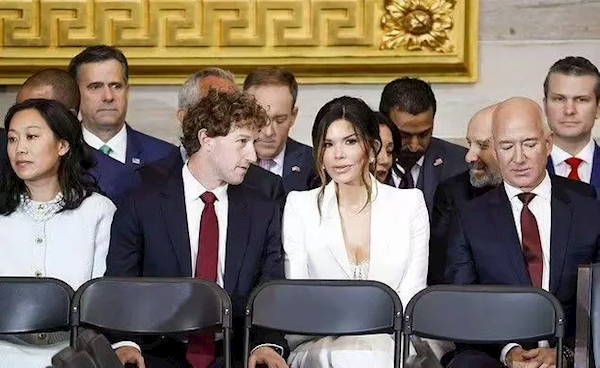 右一为贝索斯  右二桑切斯 右三扎克伯格  右四扎克伯格妻子普莉希拉·陈