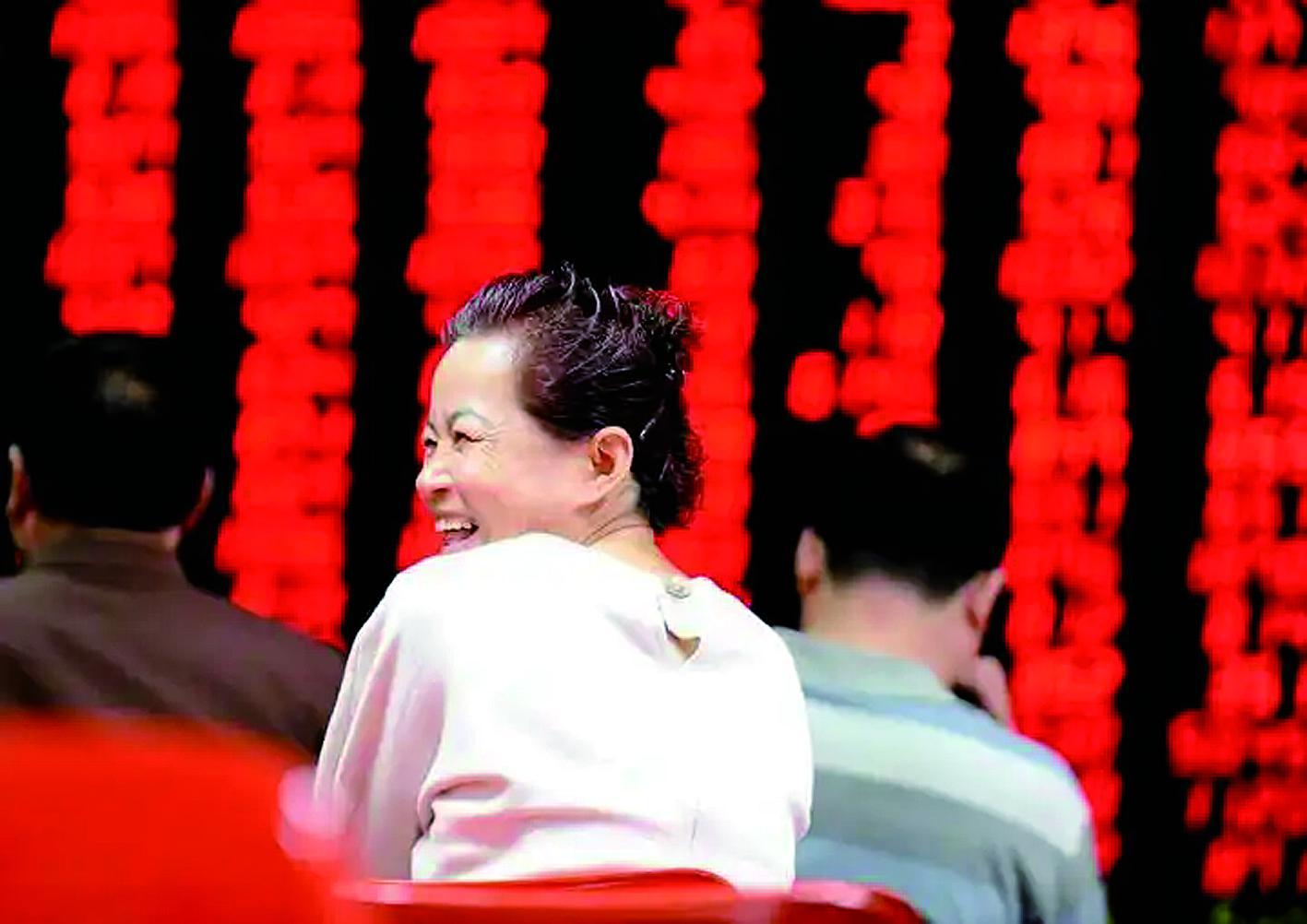证券交易所里股民喜笑颜开（资料图片）新华社发