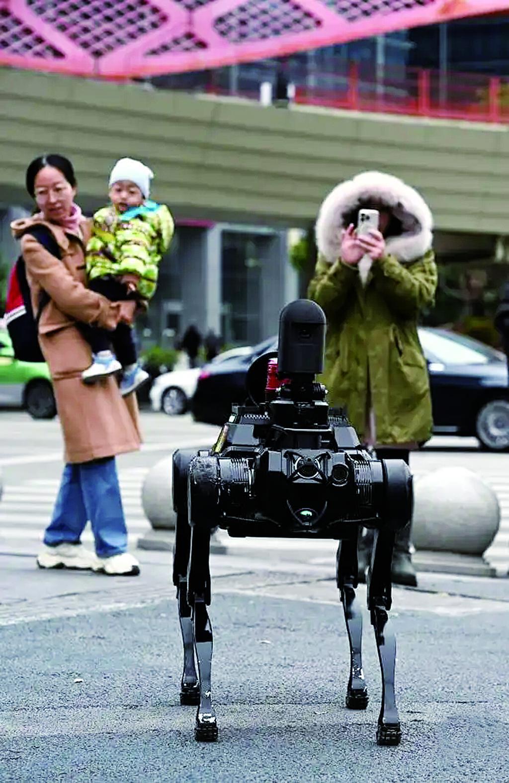 警用机器狗在街面巡逻引来不少市民驻足围观拍照