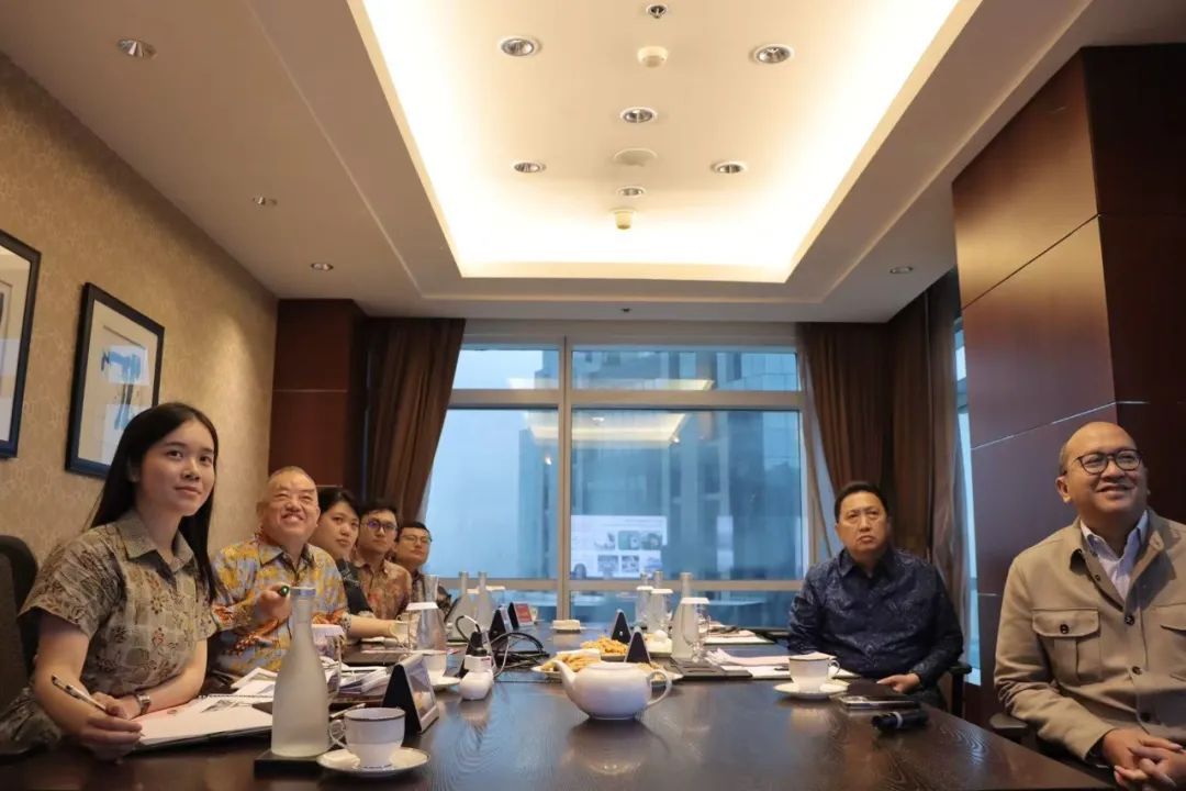 ▲ 格林美集团董事长许开华教授(左二)向印尼投资与下游化部部长罗桑·罗斯拉尼先生(右一)介绍格林美在印尼投资建设成果