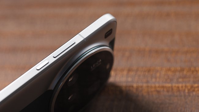 它也采用了小米15上类似的四曲包裹的中框，手感相当舒适，衔接处规则紧致，全等深微曲屏带来满而不溢的充盈感。