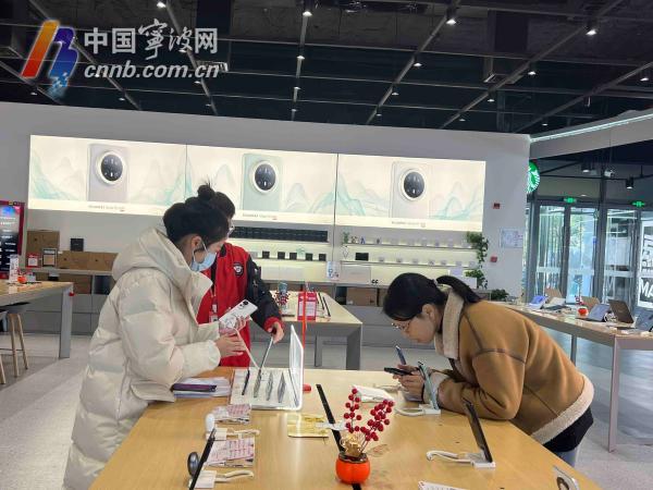 市民正在购买手机。孙佳丽/摄