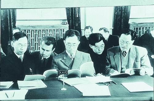 周光召（右二）在杜布纳研究所。