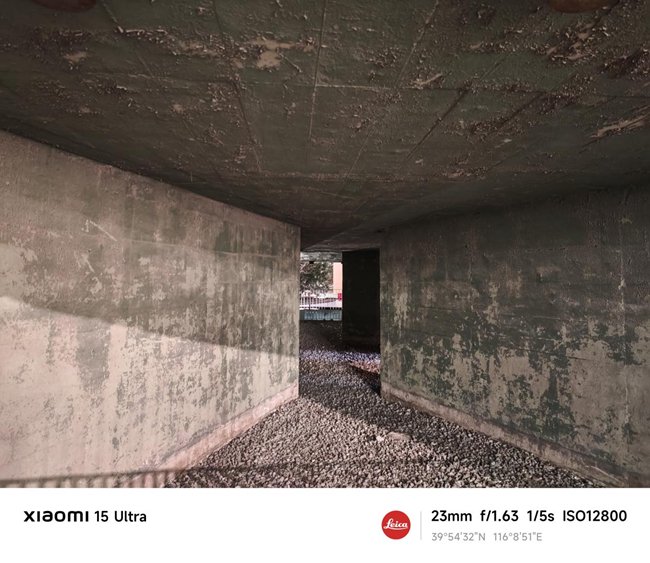 首先就是，得益于出色的光学品质，主摄在极暗光的条件下也能保障充足的曝光，捕捉到清晰的暗部细节。