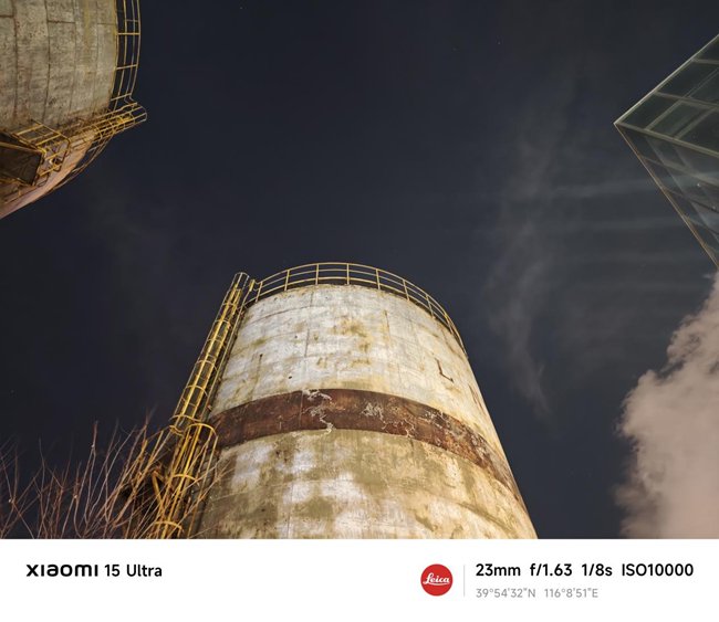 首先就是，得益于出色的光学品质，主摄在极暗光的条件下也能保障充足的曝光，捕捉到清晰的暗部细节。