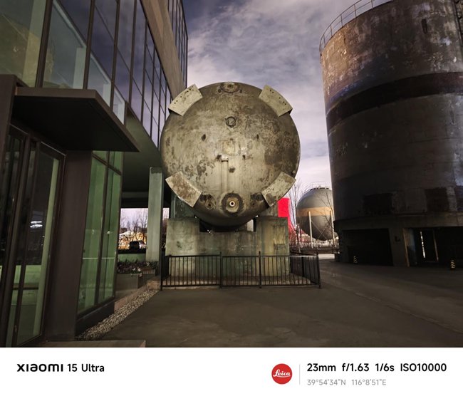 首先就是，得益于出色的光学品质，主摄在极暗光的条件下也能保障充足的曝光，捕捉到清晰的暗部细节。