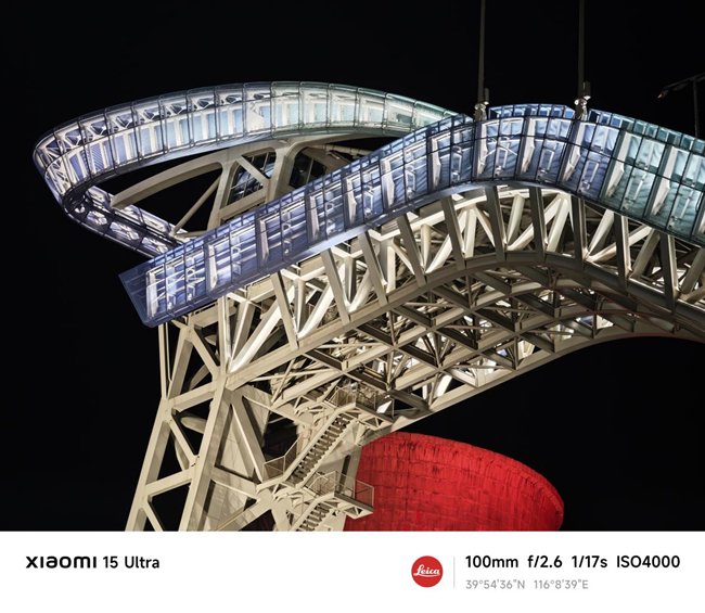 超长焦的夜景表现，由于可以获得更大的进光量，画面也显得更明亮、清晰。