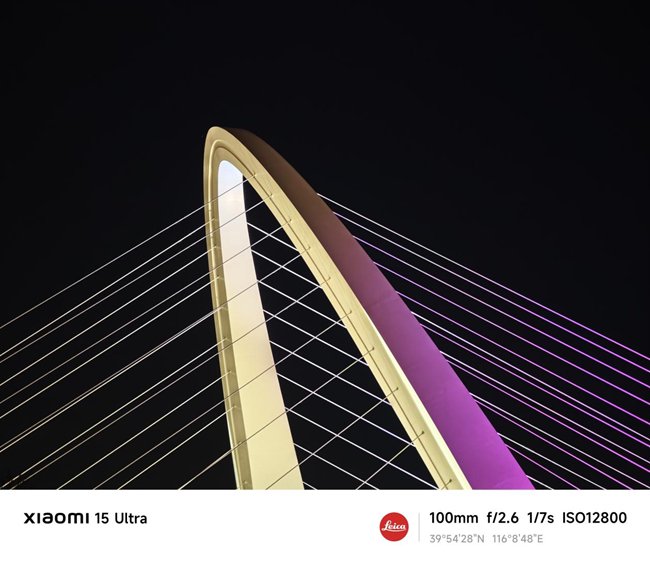 超长焦的夜景表现，由于可以获得更大的进光量，画面也显得更明亮、清晰。