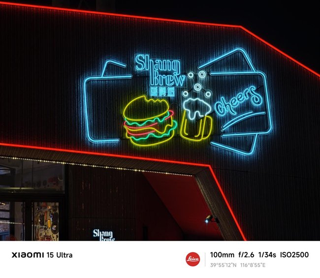 超长焦的夜景表现，由于可以获得更大的进光量，画面也显得更明亮、清晰。