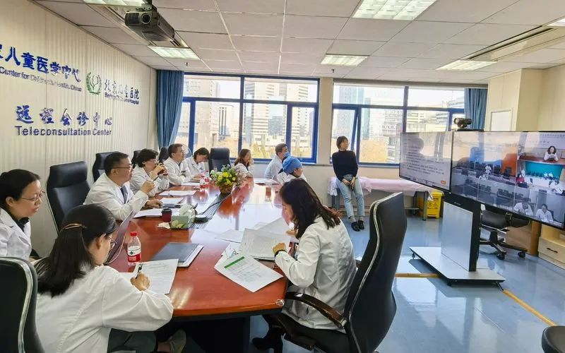 2月26日，北京儿童医院罕见病会诊中心，医生们正在阅读AI生成的判读结果。北京儿童医院供图