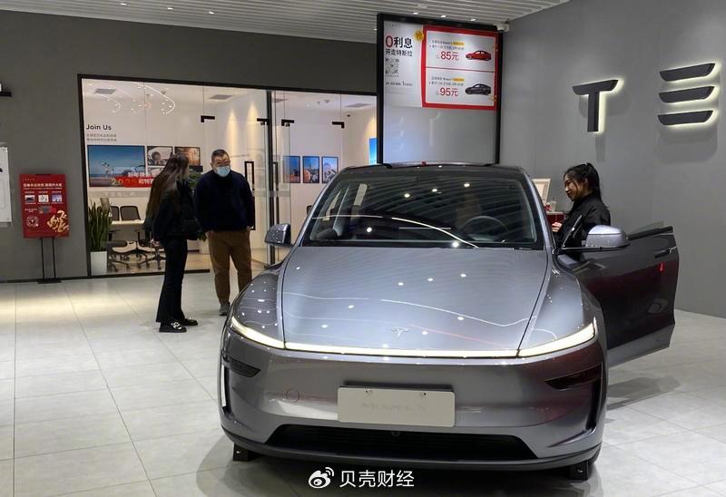 消费者在特斯拉北京来福士店看车。新京报贝壳财经记者 林子 摄