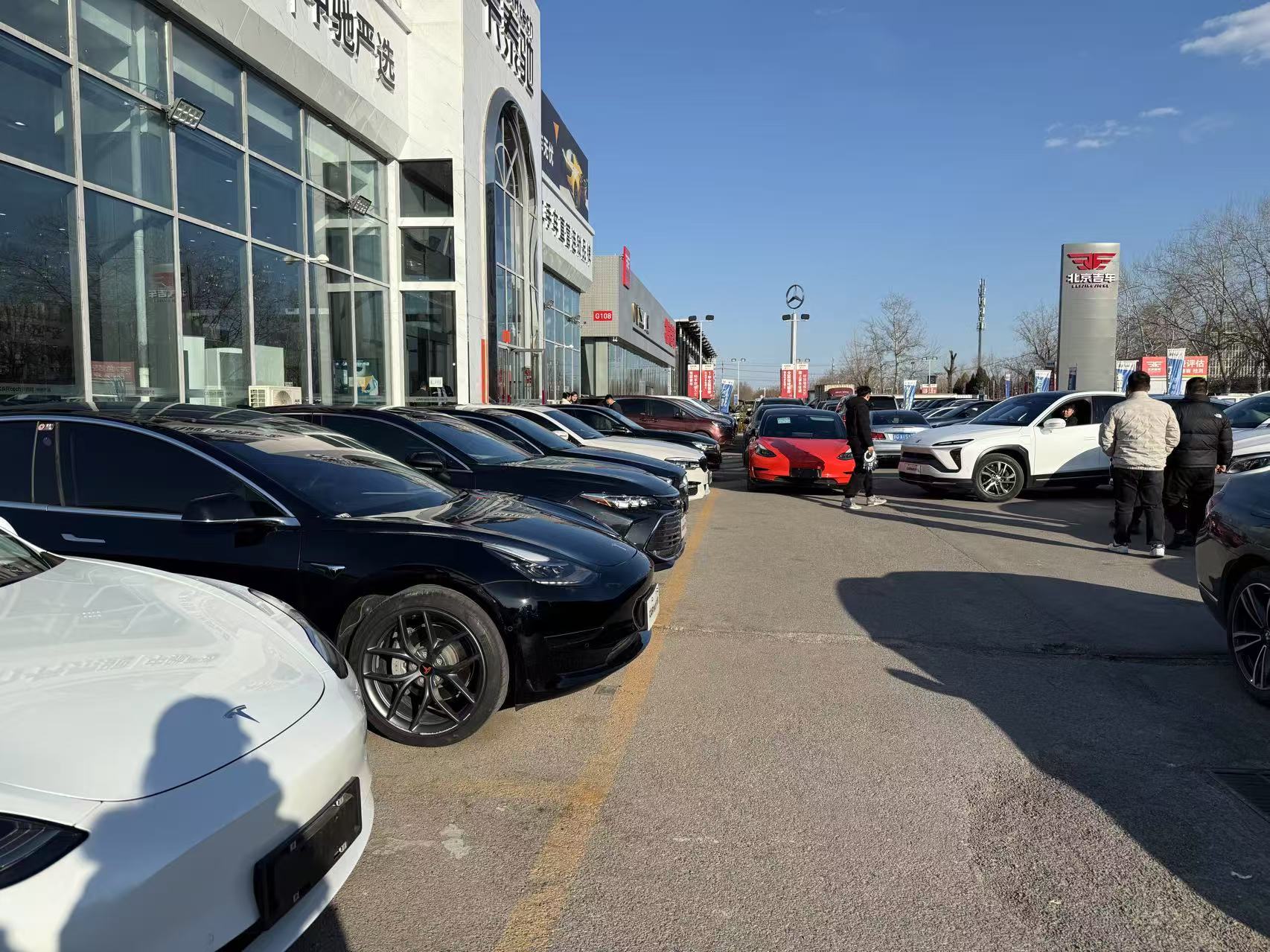 某二手车门店外停放着多辆特斯拉（时代周报记者拍摄）