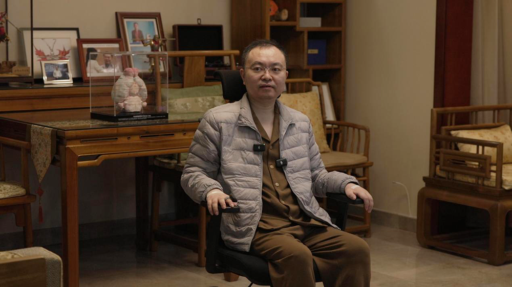 蔡磊仍坚持每天工作十个小时以上。