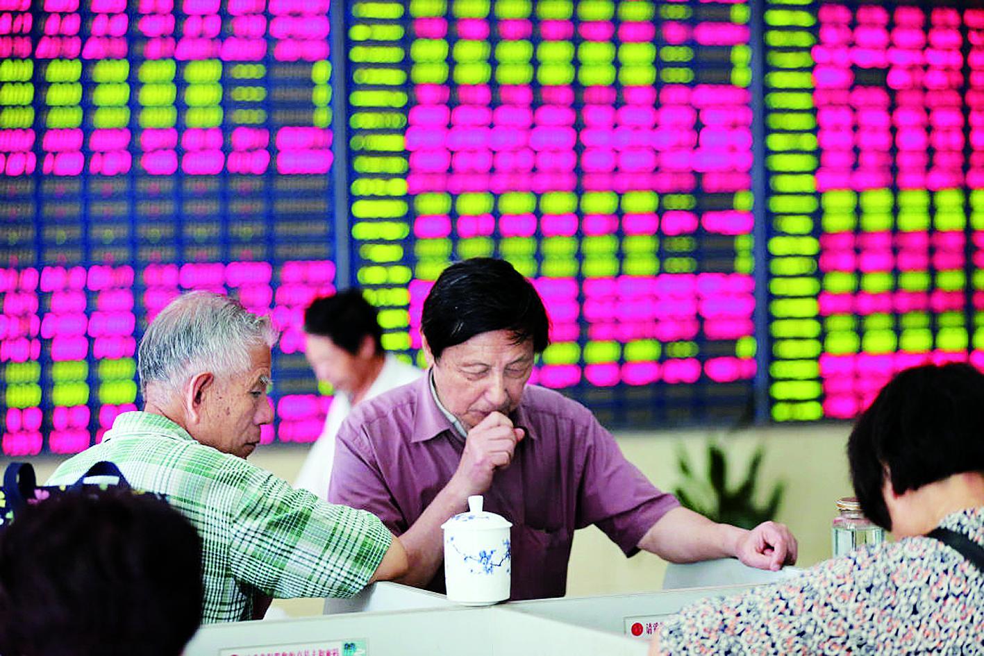 股民在证券交易所分析行情（资料图片） 新华社发