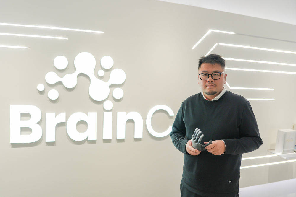 浙江强脑科技有限公司创始人韩璧丞在展示智能仿生手（2月26日摄）。新华社记者 黄宗治 摄