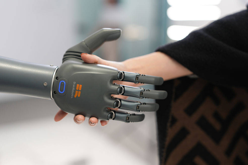 浙江强脑科技有限公司工作人员在演示智能手臂（2月26日摄）。新华社记者 黄宗治 摄