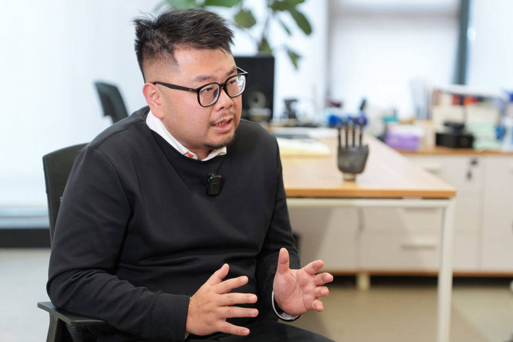 浙江强脑科技有限公司创始人韩璧丞在接受记者专访（2月26日摄）。新华社记者 黄宗治 摄