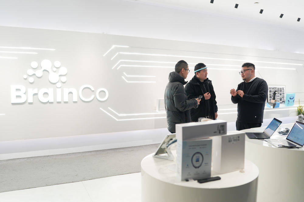 浙江强脑科技有限公司创始人韩璧丞（右一）与团队技术人员讨论产品设计（2月26日摄）。新华社记者 黄宗治 摄