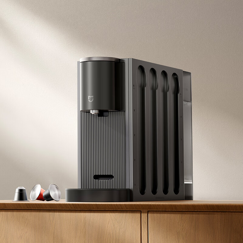 她用以柔弱的肩膀扛起责任