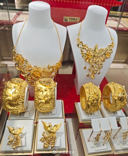 ▲“一口价”黄金姿色饰品较为先锋,但价钱比以克计价的黄金饰品要贵