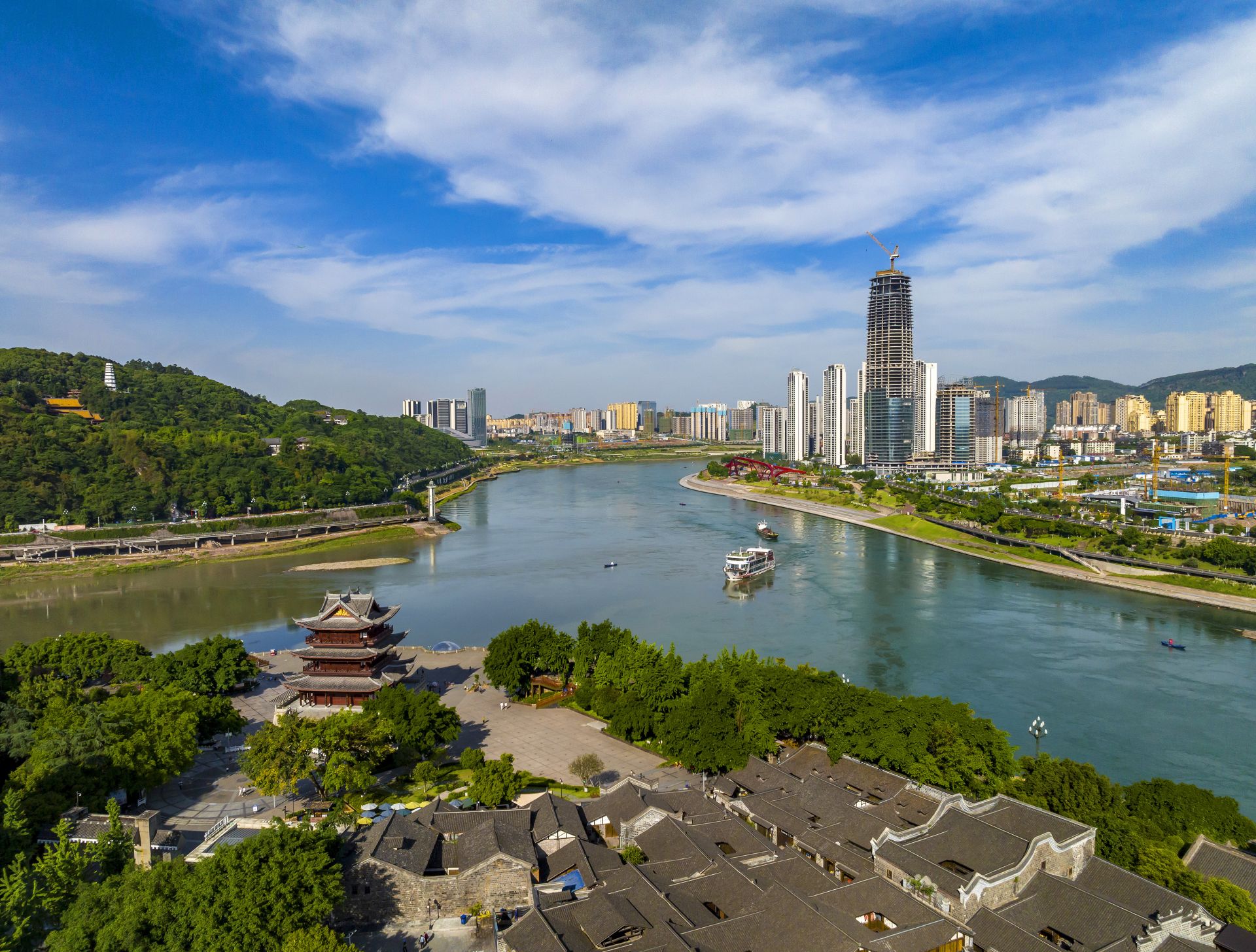 △ “长江首城”四川宜宾，经过长江生态综合治理后的三江交汇处风光。