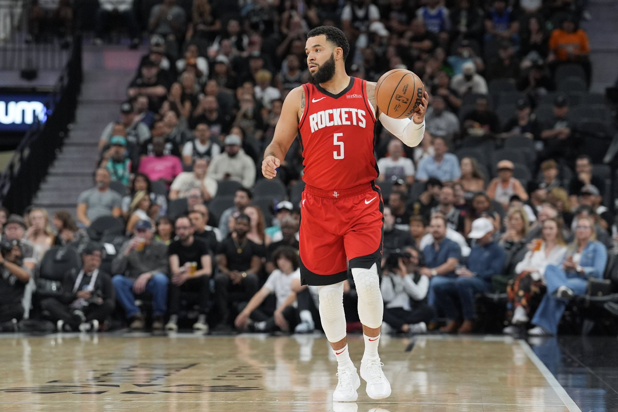 汤普森全能表现助火箭紧咬国王