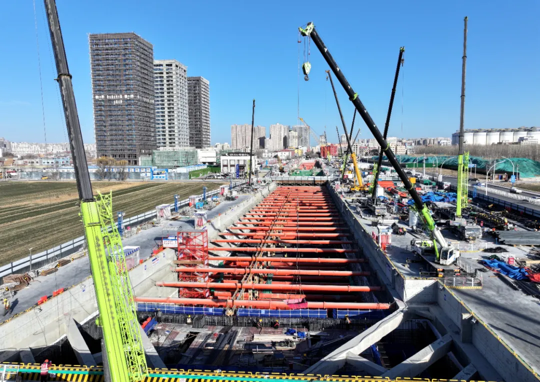 北京轨道交通22号线（平谷线）河北段燕郊站建设现场。图源：新华社