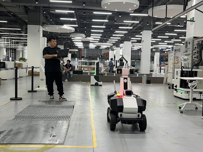 （优艾智合工程师正在调试机器人产品 记者吴绵强摄）