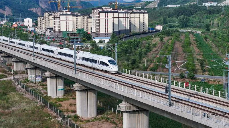 一城际列车行驶在京哈高铁河北省承德市承德县境内。图源：新华社