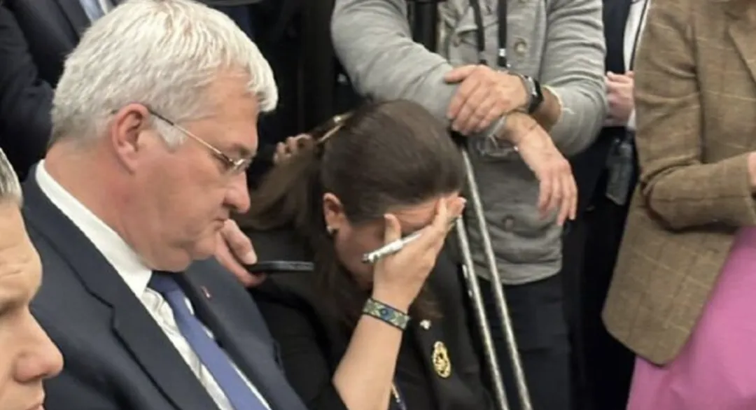 ▲乌克兰驻美大使奥克萨娜·马尔卡罗娃低头扶额