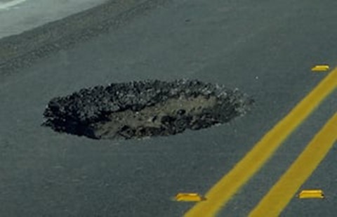 传感器检测坑洼并在车轮有机会完全下降之前“抓住”车轮。图片来源：Morguefile。