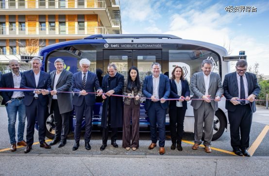 （文远知行与法国政企代表共同在启动仪式上剪彩）