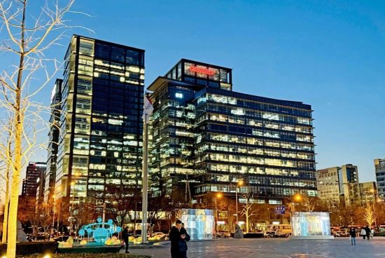 在北京中关村东路，科技大厦林立，夜晚灯火通明，智谱等大模型公司就坐落在这里。摄影/本刊记者 王诗涵