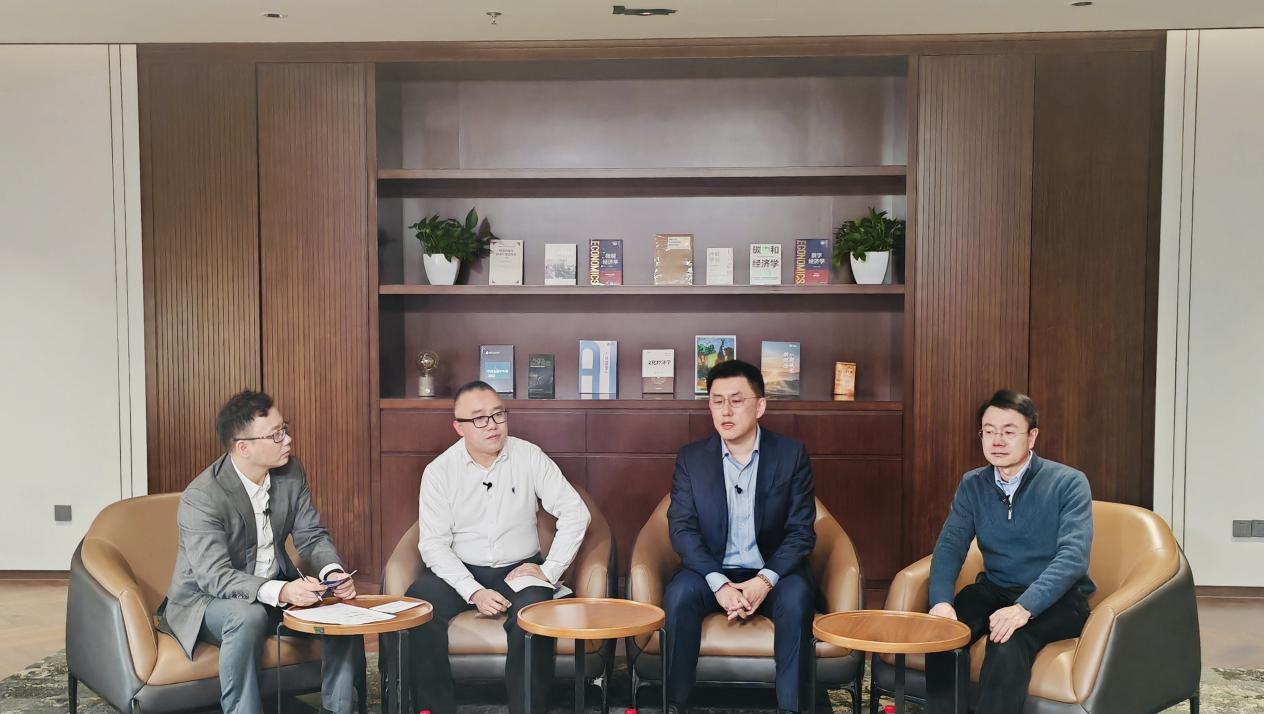 何平，祝世虎，邓江，李秀生（从左至右）在直播现场