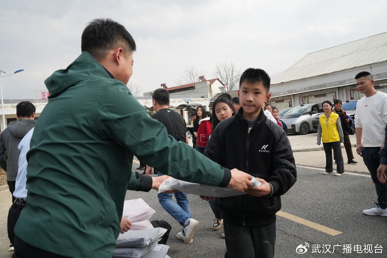 让理想续航 为留守儿童添“梦翼”|公益_新浪财经_新浪网
