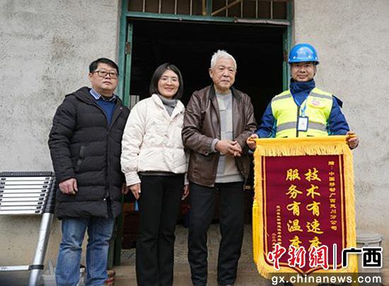 图为张满贵老人（右二）向周加华（右一）赠送锦旗。徐先丽 摄