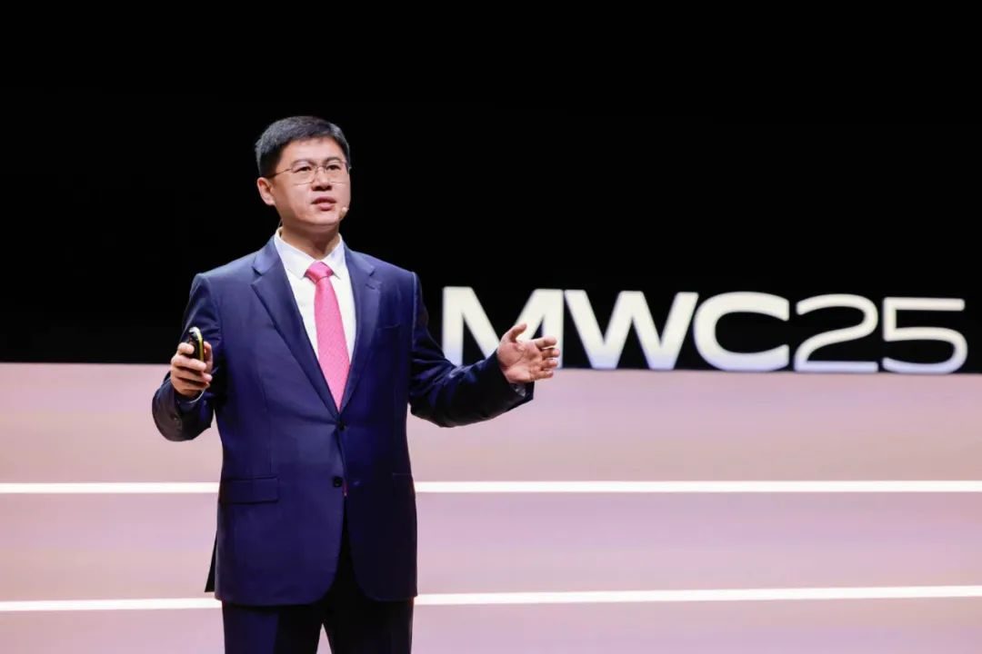 华为高级副总裁、ICT销售与服务总裁李鹏在MWC2025发表主题演讲