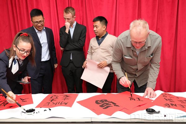 東航境外員工們學習中國毛筆字(東航供圖)