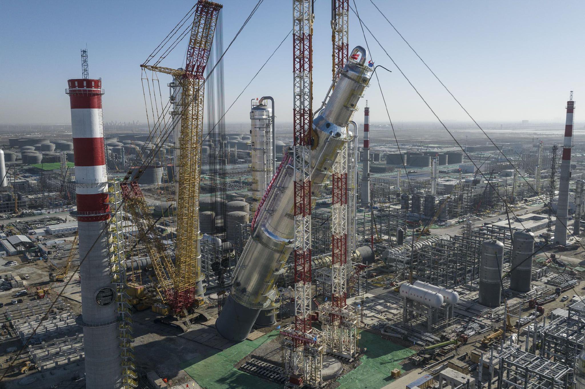 华锦阿美精细化工及原料工程项目芳烃联合装置抽余液塔吊装施工现场