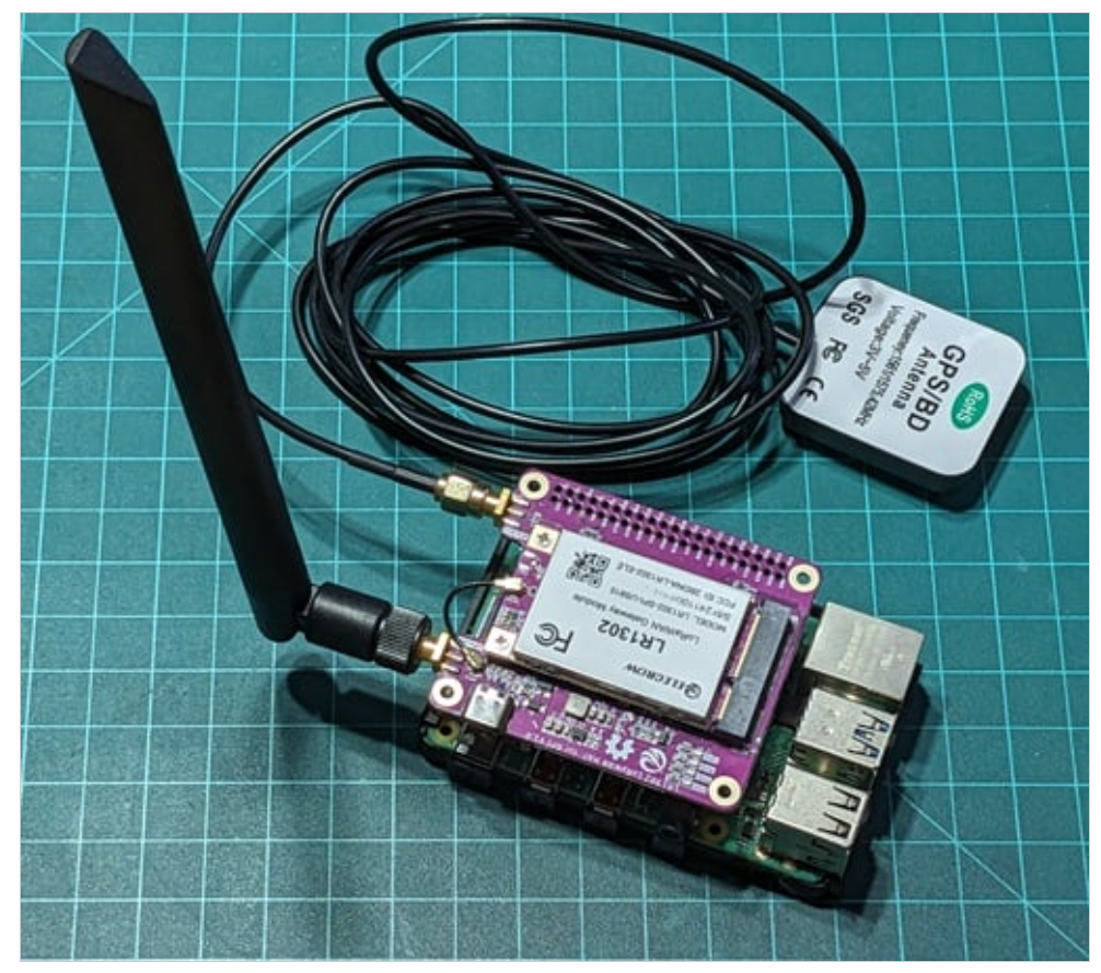 图7 步骤3：将大天线和GPS天线连接到树莓派扩展板（图片由Don Wilcher提供）