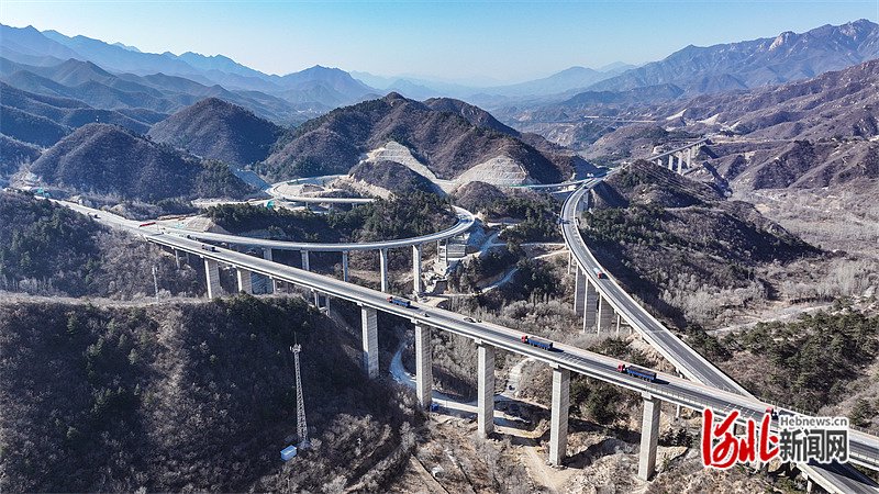 2月26日,无人机拍摄的京蔚高速涿州方向与张涿高速互通枢纽.