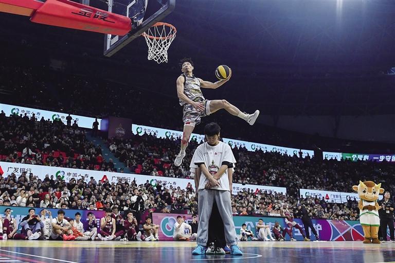 在扣篮大赛中 新华社记者 许畅 摄