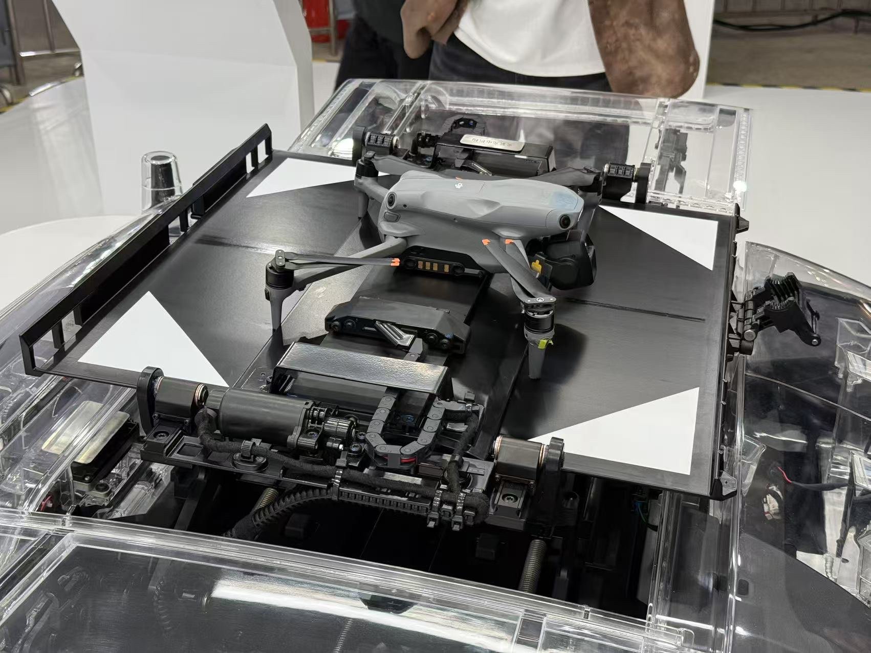 比亚迪、大疆推出的车载无人机（时代周报记者摄）