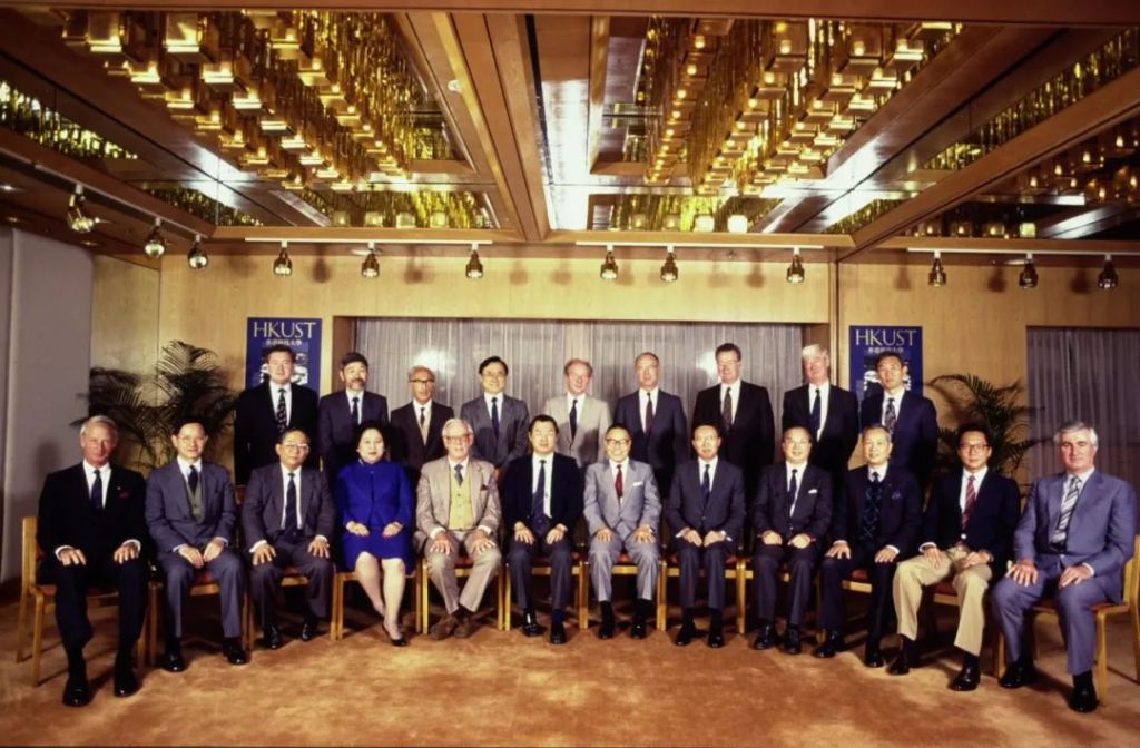 吴教授（前排左六）出席港科大校董会首个会议，时为1988年。