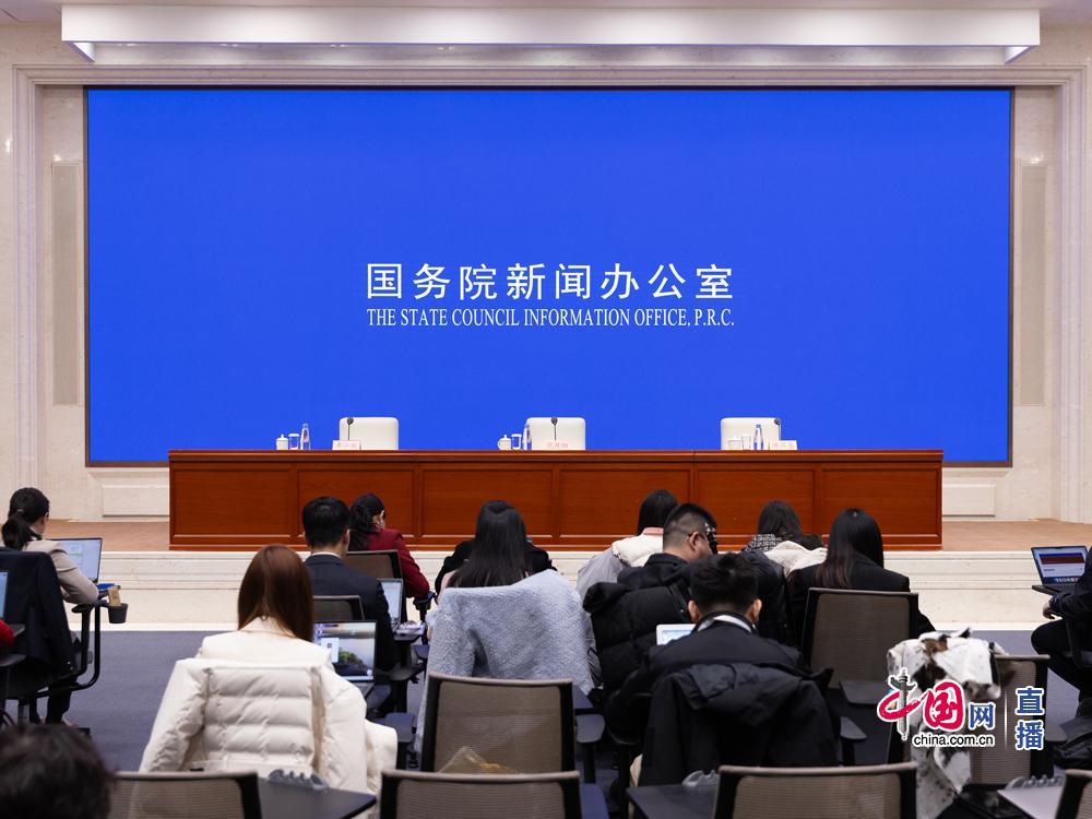 ▲国新办就解读《政府工作报告》举行吹风会 图据中国网