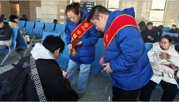 牡丹江移动志愿者现场为旅客宣传反诈