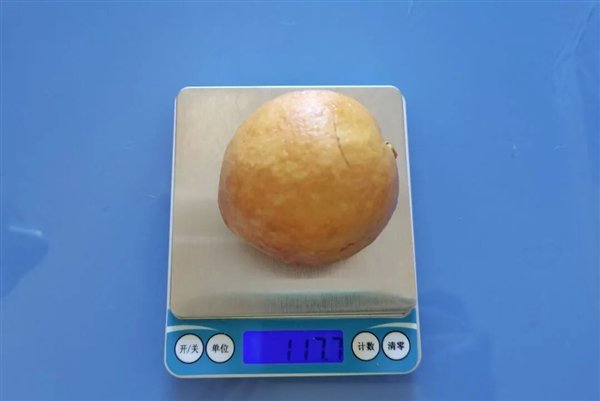 图：1 个拳头大的芭乐，约 100 克