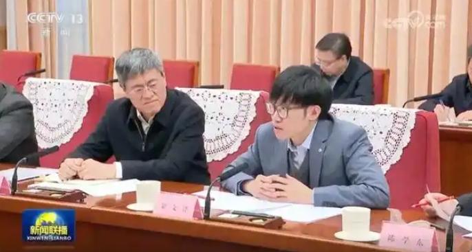 ▲梁文锋在座谈会上发言 图据央视新闻