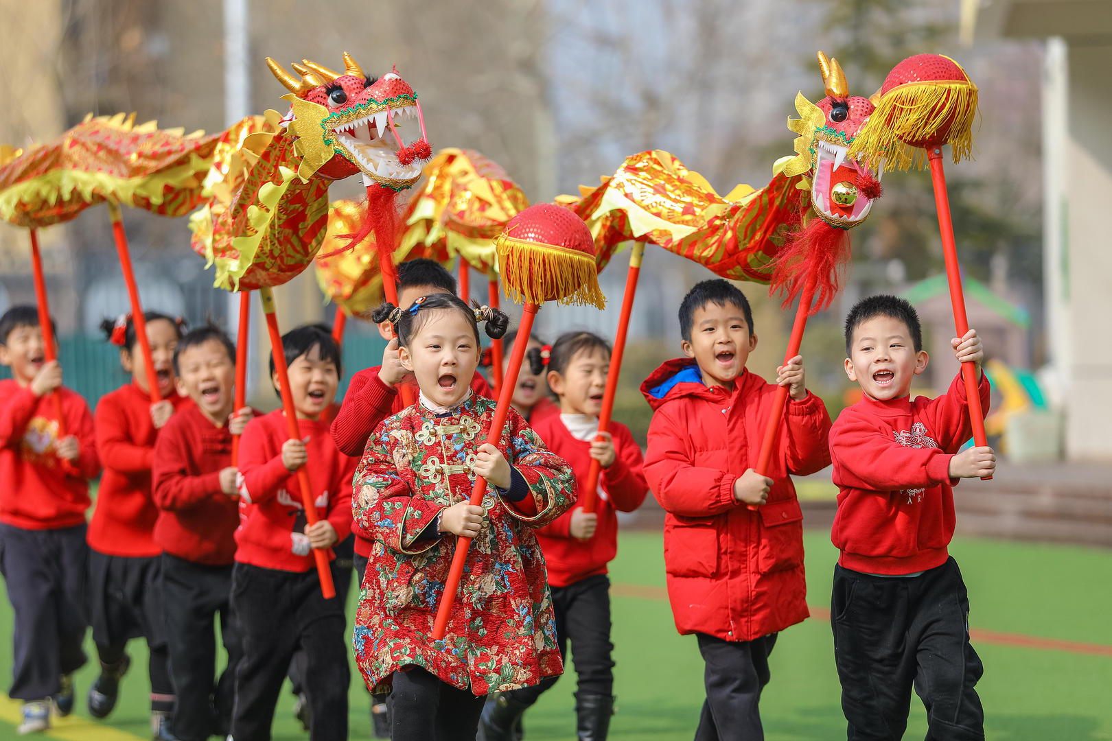 ▲2025年2月28日，青岛市李沧区衡水路幼儿园举行“二月二 龙抬头”民俗活动。图据视觉中国